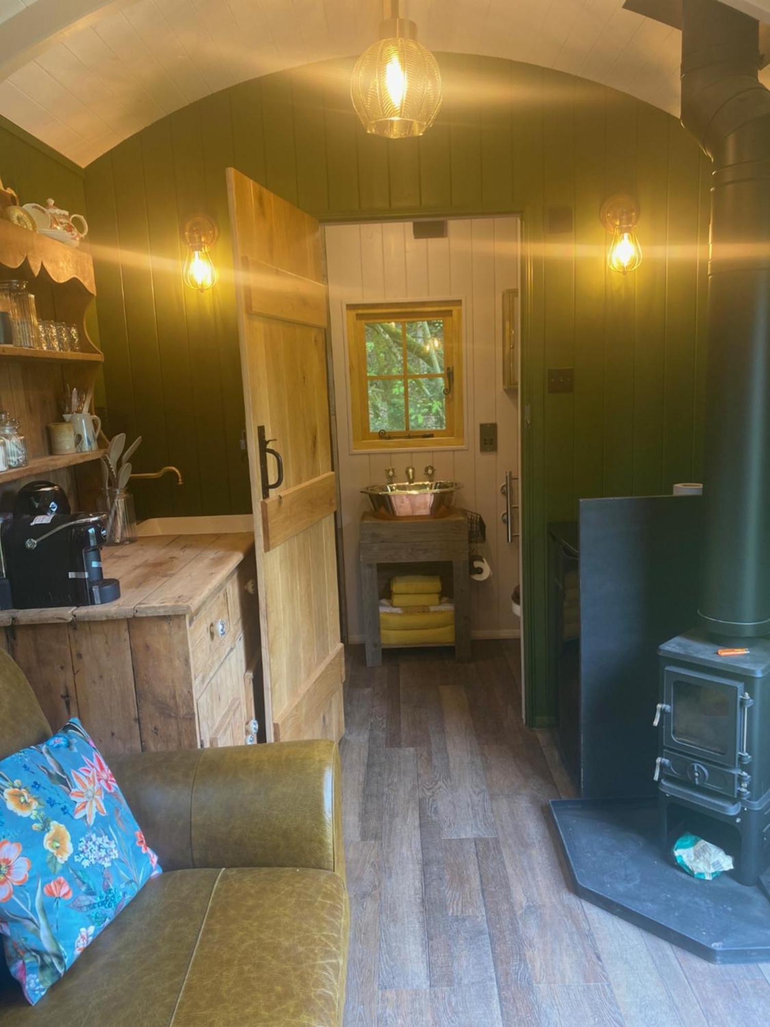 The Goose Nest Luxury Lakeside Shepherd Hut In Cardinham Woods, Cornwall Экстерьер фото