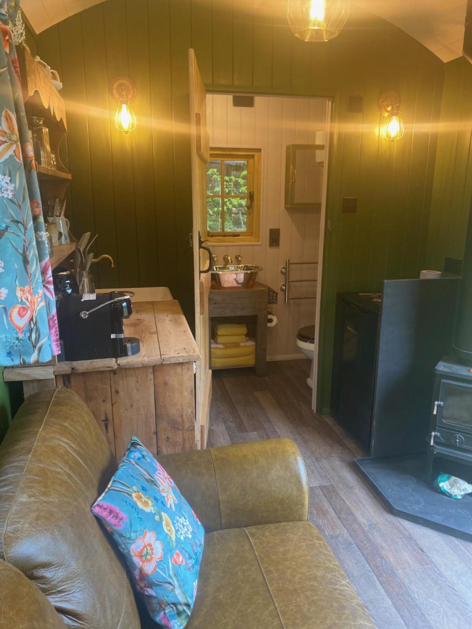 The Goose Nest Luxury Lakeside Shepherd Hut In Cardinham Woods, Cornwall Экстерьер фото